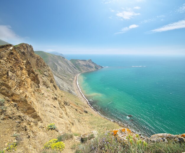 Meer und Berge Frühlingsbucht.