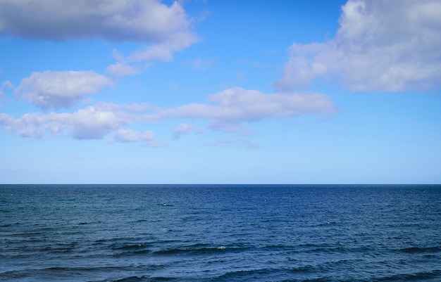 Meer und blauer Himmel mit Wolkenhintergrund