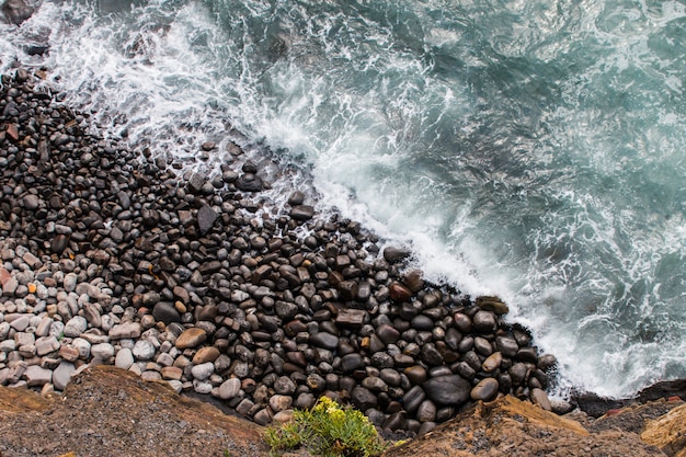 Meer und Erde, die bei Gaztelugatxe, Baskenland sich treffen.