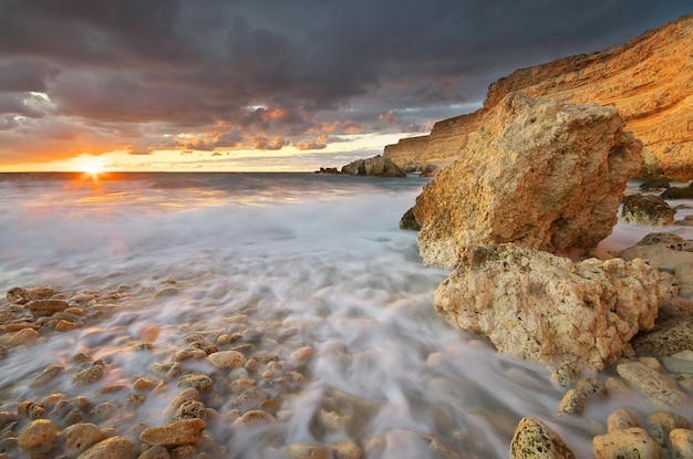 Meer und Felsen bei Sonnenuntergang