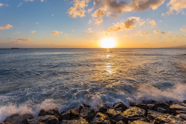 Meer und Felsen bei Sonnenuntergang