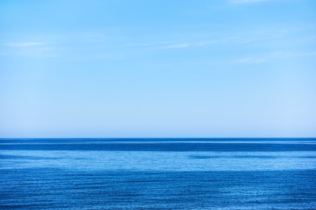 Meer und hellblauer Himmel, können als Hintergrund verwendet werden. Platz für Text