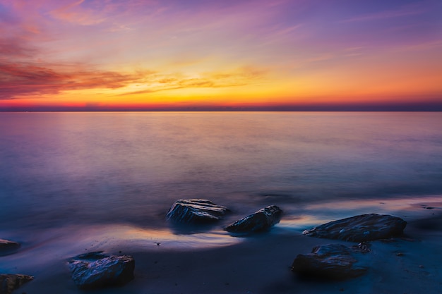 Meer und Himmel in der Dämmerungszeit