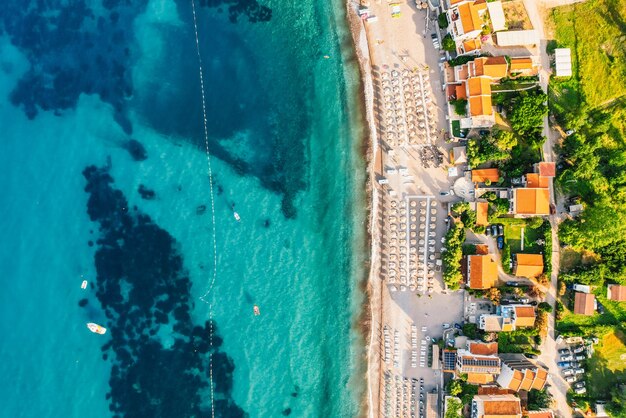 Meer und Himmel mit Booten Felsen ein heller sonniger Tag klares Wasser blaues Meer Montenegro Petrovac Buljarica Strand