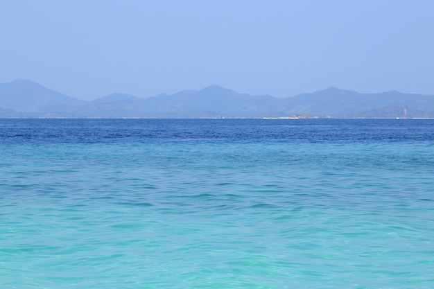 Meer und Himmel und Berg in Krabi