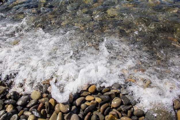 Meer und Kieselsteine unter Wasser in einem Strand. Kiesel Hintergrund.