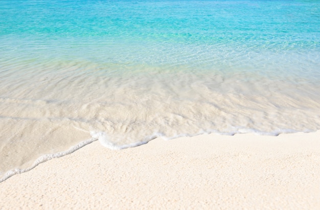 Meer und klarer Wasserstrand haben einen entspannenden Feiertagssommer und reisen hellen Himmel