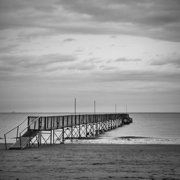 Meer und Pier. Schwarz-Weiß-Fotografie. Landschaft - Seestück