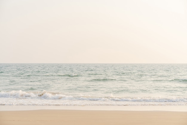 Meer und Sand am tropischen Strand für Urlaubshintergrund.