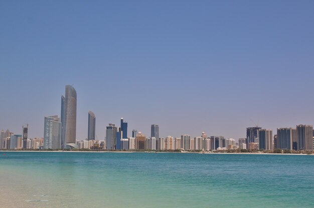 Meer und Stadtbild gegen den Himmel