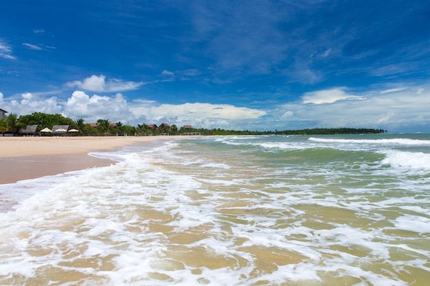 Meer und Strand mit klarem blauem Himmel