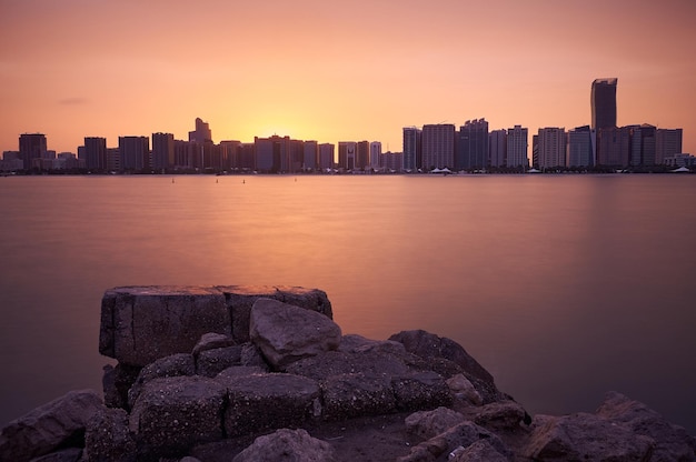 Meer von Gebäuden gegen den Himmel bei Sonnenuntergang