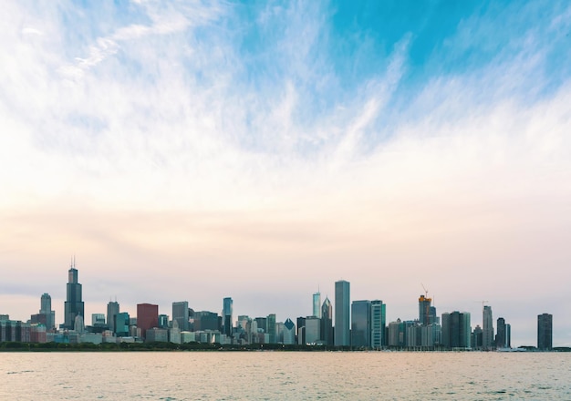 Meer von modernen Gebäuden gegen den Himmel in der Stadt