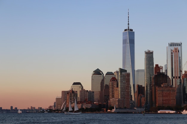 Meer von modernen Gebäuden gegen klaren Himmel bei Sonnenuntergang in New York