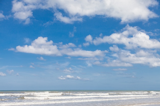 Meer, Wind, Wellen und Wolken am Himmel