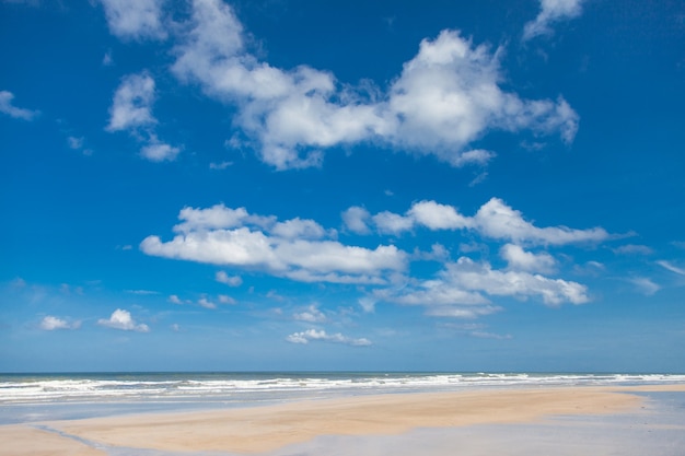 Meer, Wind, Wellen und Wolken am Himmel