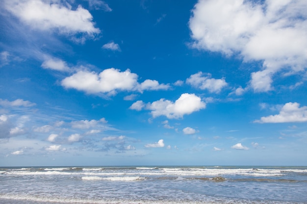 Meer, Wind, Wellen und Wolken am Himmel