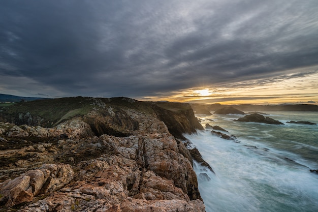 Meer wütend an der Küste von Cantabrico