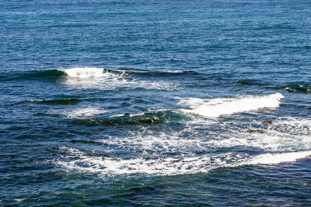 Meerblick auf brechende Wellen an der Westküste Südkaliforniens