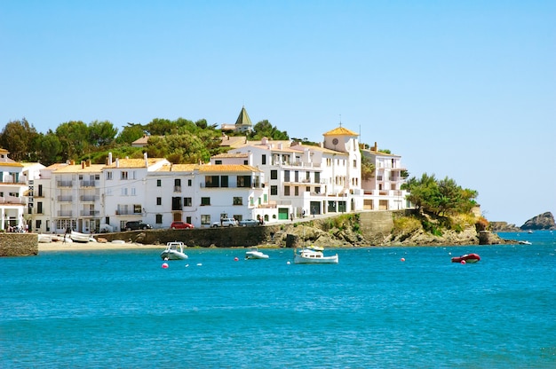 Meerblick auf die berühmte mediterrane Stadt Cadaques, ehemalige Residenz von Salvador Dali, Katalonien?