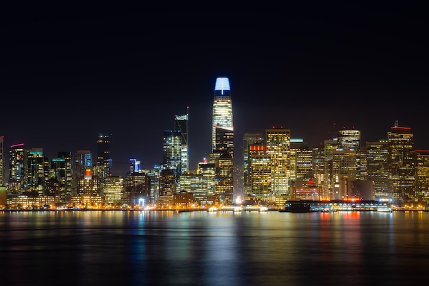 Meerblick auf die Skyline von San Francisco bei Nacht