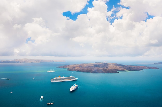 Meerblick der Vulkaninsel Nea Kameni nahe der Insel Santorini, Griechenland.