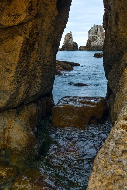 Meerblick durch Schlitz im Felsen an der spanischen Küste.