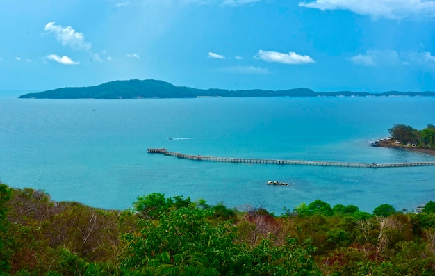 Meerblick, es gibt eine Fußgängerbrücke, um das Meer zu sehen.