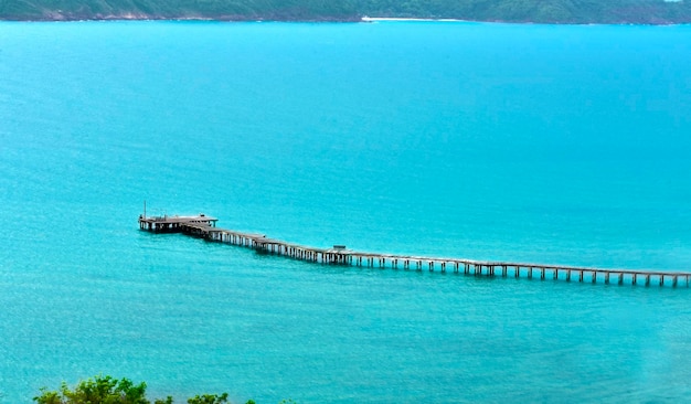 Meerblick, es gibt eine Fußgängerbrücke, um das Meer zu sehen.