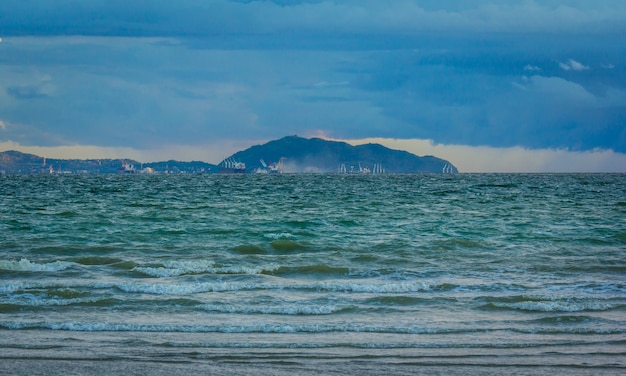 Foto meerblick in der regenzeit thailand