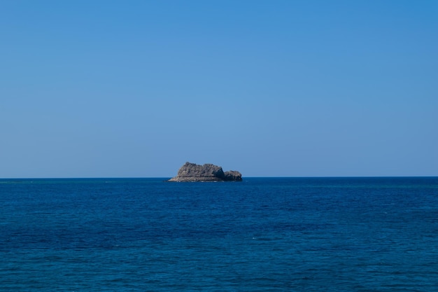 Meerblick mit blauem Wasser. Tourismuskonzept.