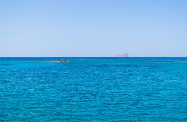 Meerblick mit blauem Wasser. Tourismuskonzept.