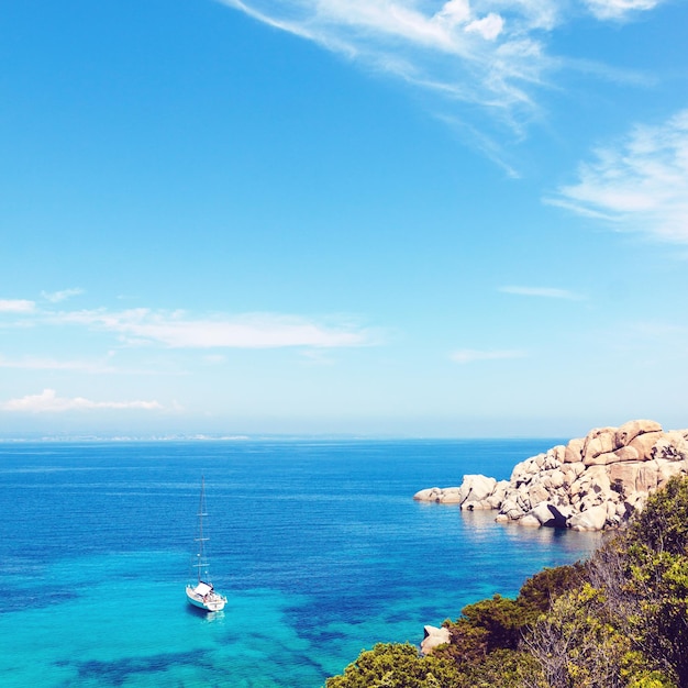 Meerblick mit einsamer Yacht in Sardinien