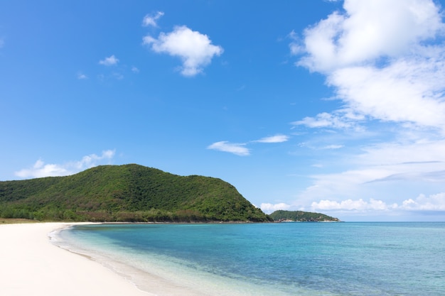 Meerblick mit Insel und blauem Himmel. Samae San Insel, Thailand.