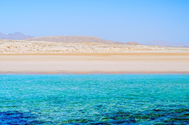 Meerblick mit malerischem Strand und türkisfarbenem Wasser