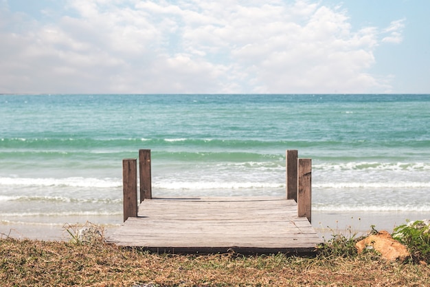 Meerblick unter blauem Wolkenhimmel im Sommer und Landschaft im Freien Blick vom Pier