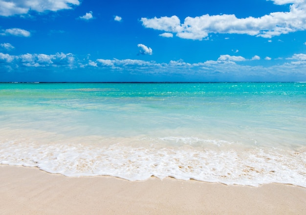 Meerblick vom tropischen Strand auf den Malediven