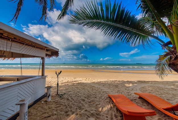 Meerblick von der Strandbar mit Strandkorb am Sommertag