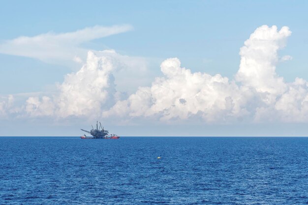 Meeresbild einer Ölproduktionsplattform auf dem Terengganu-Ölfeld vor der Küste