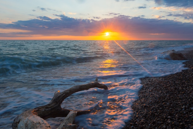 Meeresbrandung an einem steinigen Strand.