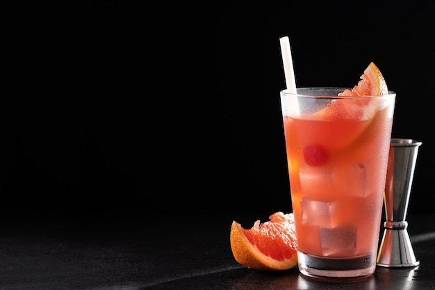 Meeresbrise-Cocktail im Glas auf schwarzem Hintergrund