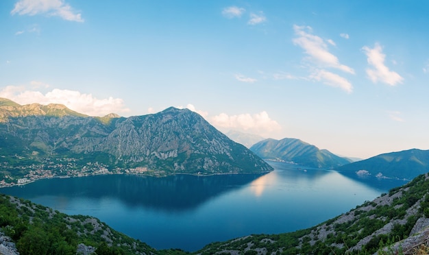 Meeresbucht zwischen den Bergen, Montenegro