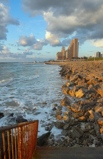 Meereseite mit dramatischen Wolken beim Sonnenuntergang in Haifa