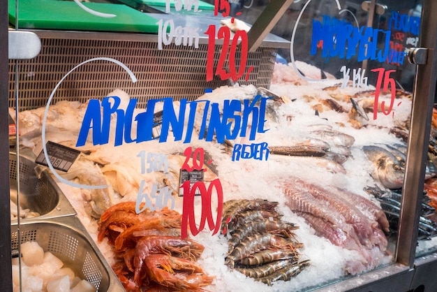 Foto meeresfrüchte auf dem nordischen fischmarkt hinter glas