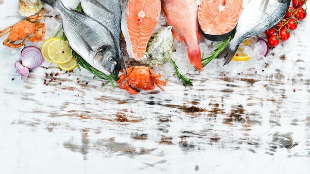 Foto meeresfrüchte auf weißem holzhintergrund dorado lachs krabbenaustern draufsicht freier platz für ihren text