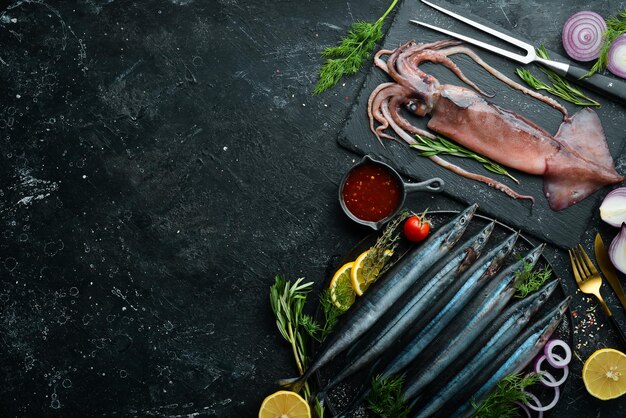 Meeresfrüchte-Banner Roher Saury-Fisch und Tintenfisch Draufsicht Freier Platz für Ihren Text