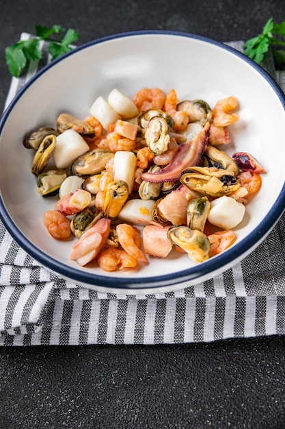 meeresfrüchte cocktail essen salat garnelen muscheln jakobsmuscheln tintenfisch mahlzeit snack auf dem tisch kopierraum