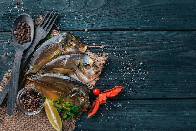 Meeresfrüchte Fisch Vomer Hummer Lachs Auf einem hölzernen Hintergrund Ansicht von oben Freier Platz für Text