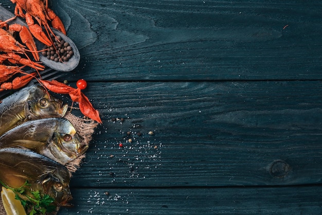 Meeresfrüchte Fisch Vomer Hummer Lachs Auf einem hölzernen Hintergrund Ansicht von oben Freier Platz für Text