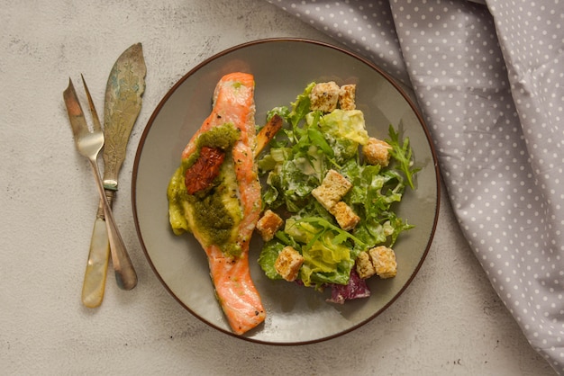 Meeresfrüchte. Gebackener Lachs und gesunder Salat. Ansicht von oben. Gesundes Essen.